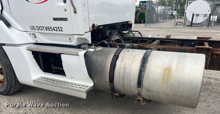 image for item EK8529 2001 Sterling A9500 truck cab and chassis