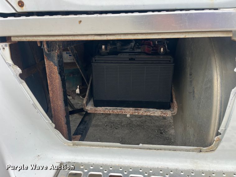 image for item EK8529 2001 Sterling A9500 truck cab and chassis