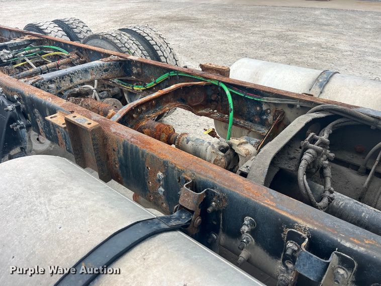 image for item EK8529 2001 Sterling A9500 truck cab and chassis