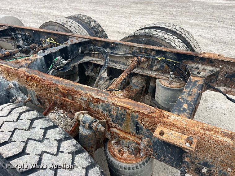 image for item EK8529 2001 Sterling A9500 truck cab and chassis