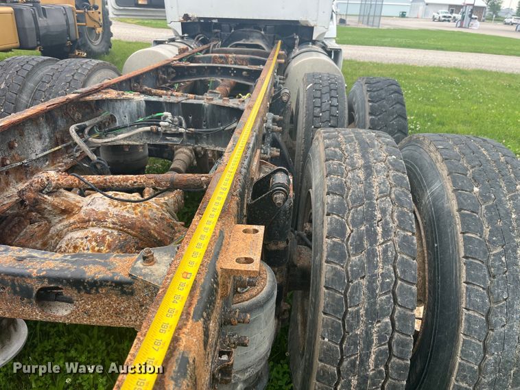 image for item EK8529 2001 Sterling A9500 truck cab and chassis