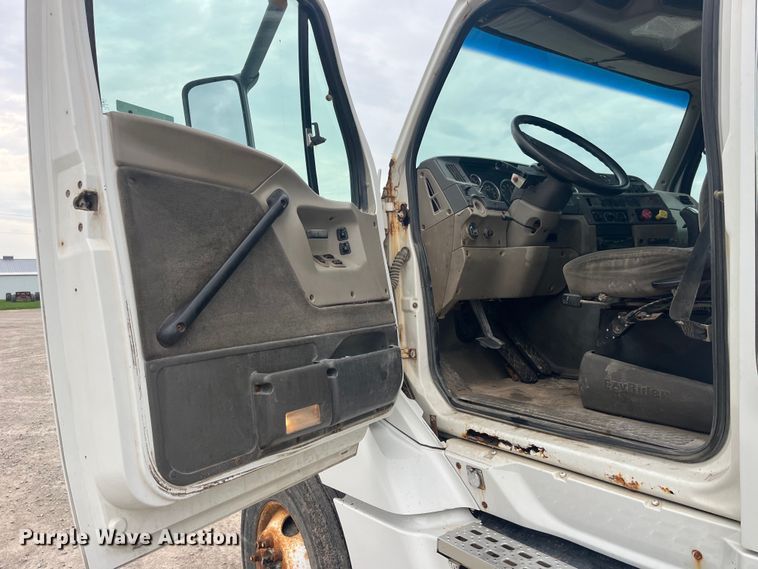 image for item EK8529 2001 Sterling A9500 truck cab and chassis