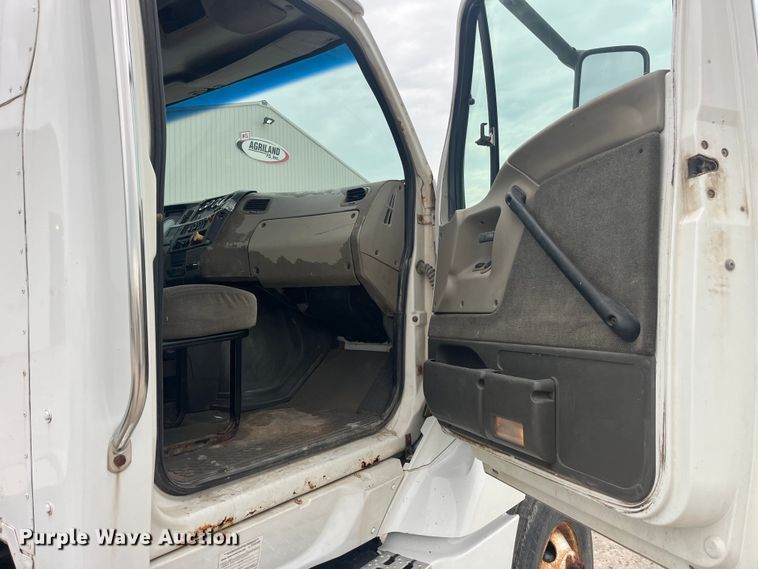 image for item EK8529 2001 Sterling A9500 truck cab and chassis