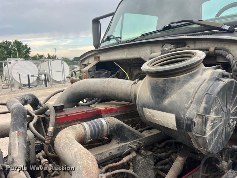 image for item EK8529 2001 Sterling A9500 truck cab and chassis