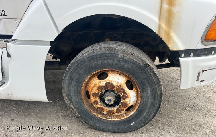 image for item EK8529 2001 Sterling A9500 truck cab and chassis