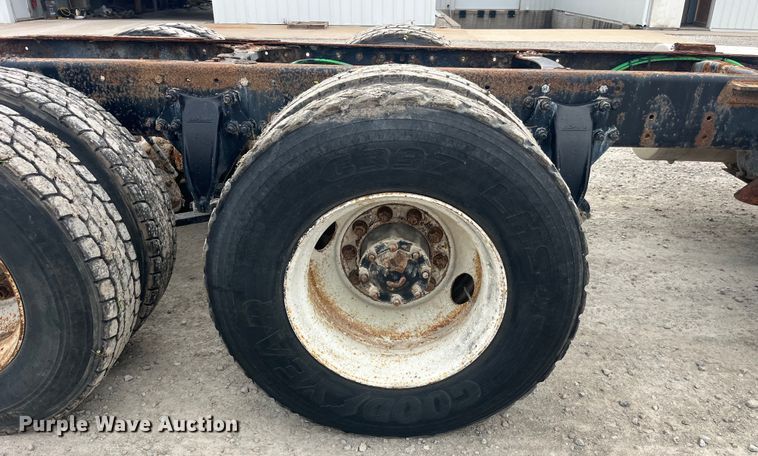 image for item EK8529 2001 Sterling A9500 truck cab and chassis