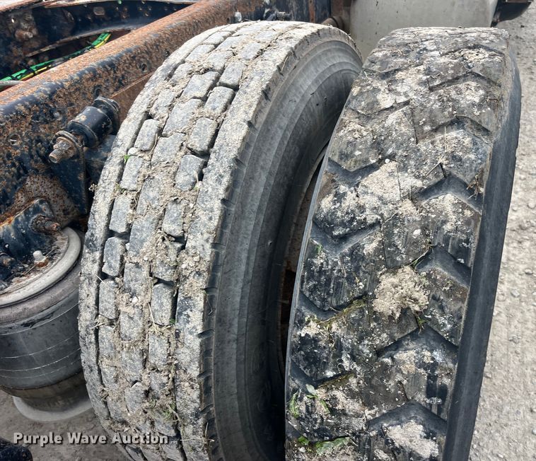 image for item EK8529 2001 Sterling A9500 truck cab and chassis