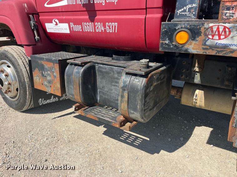 image for item EK8543 2002 Chevrolet  C7500 rollback truck