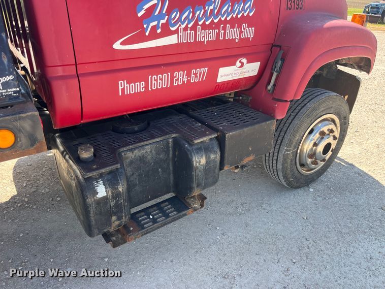 image for item EK8543 2002 Chevrolet  C7500 rollback truck