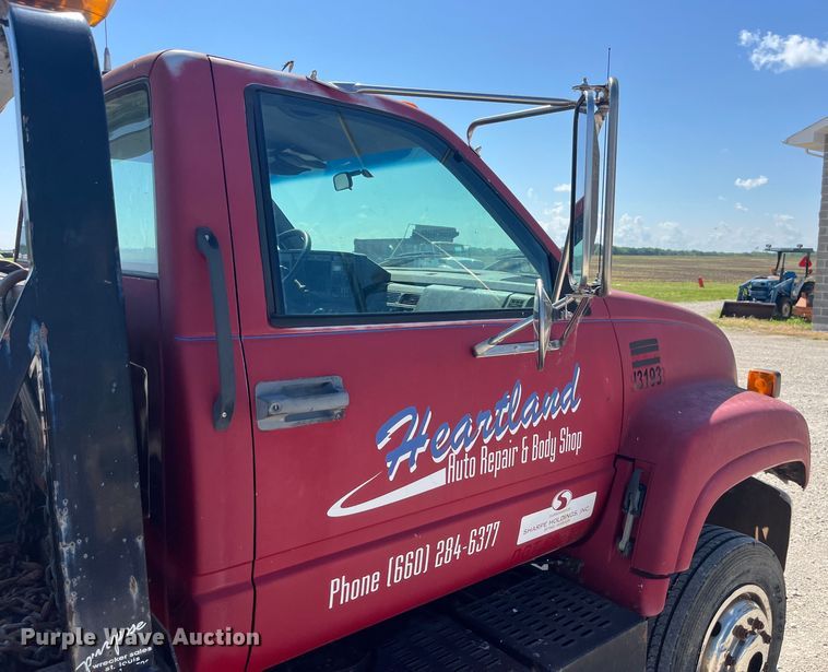 image for item EK8543 2002 Chevrolet  C7500 rollback truck