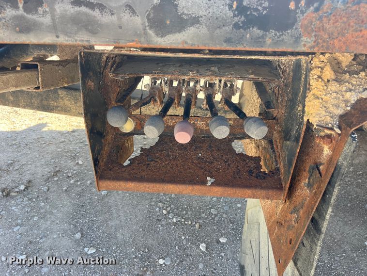 image for item EK8543 2002 Chevrolet  C7500 rollback truck