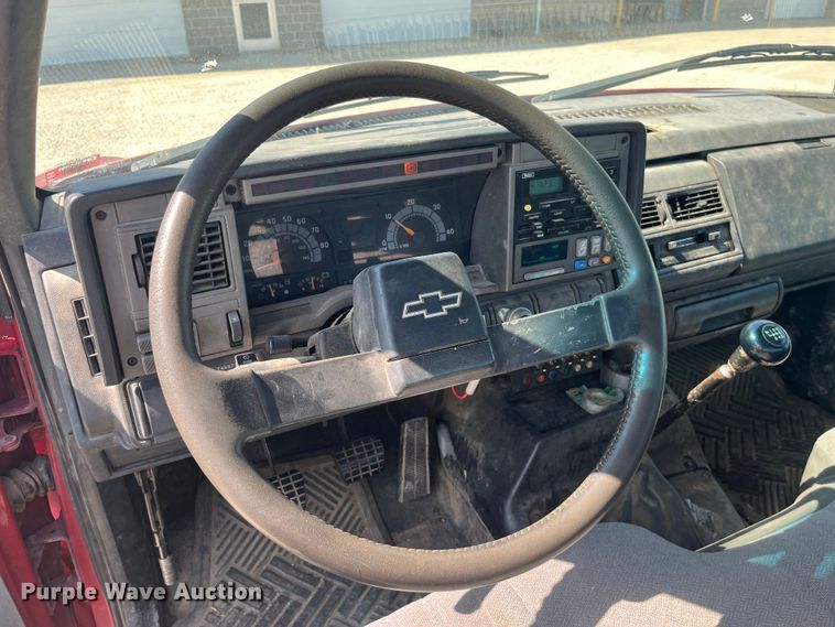 image for item EK8543 2002 Chevrolet  C7500 rollback truck