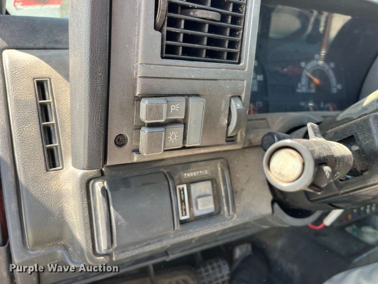 image for item EK8543 2002 Chevrolet  C7500 rollback truck