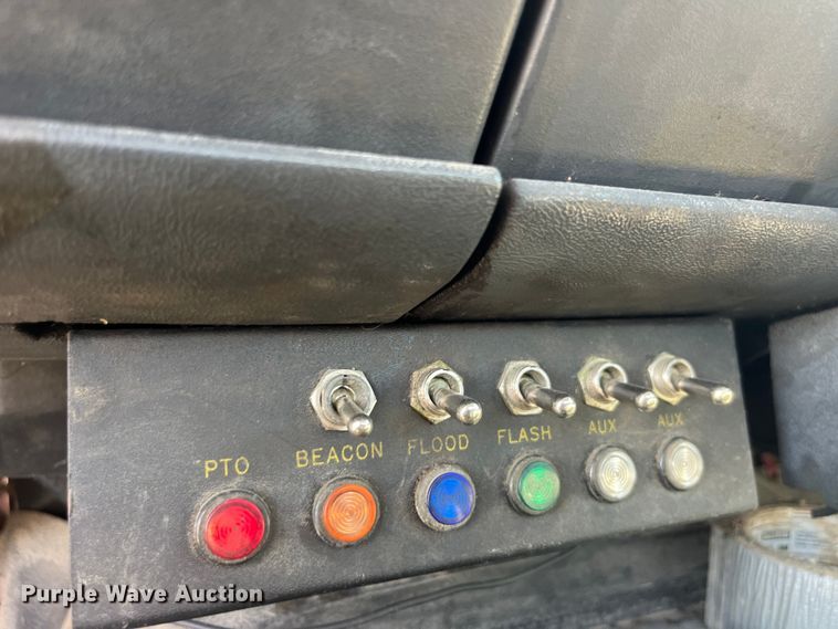 image for item EK8543 2002 Chevrolet  C7500 rollback truck