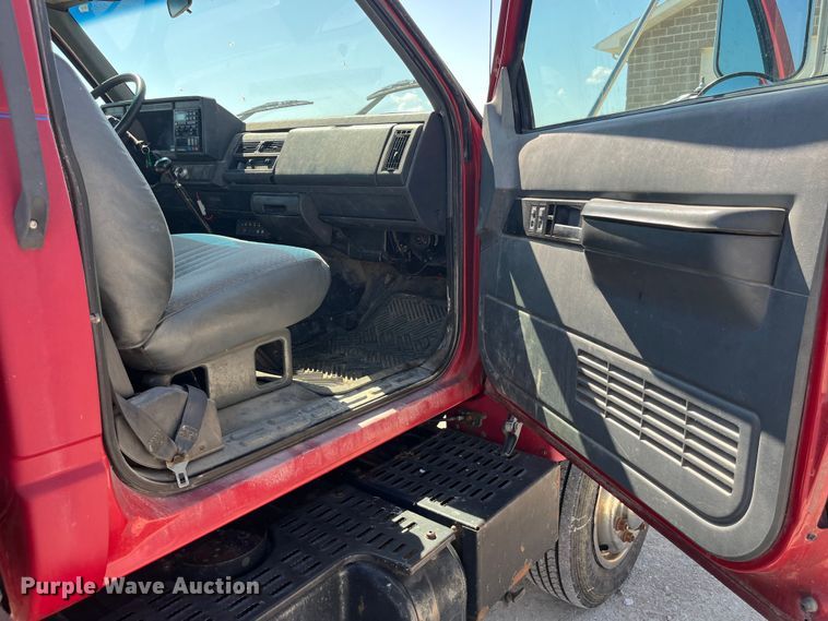 image for item EK8543 2002 Chevrolet  C7500 rollback truck