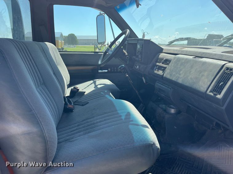 image for item EK8543 2002 Chevrolet  C7500 rollback truck