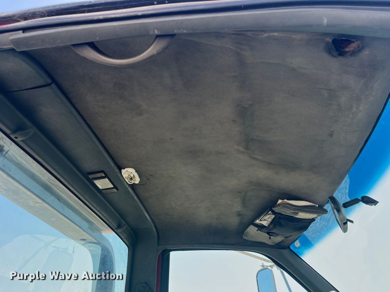 image for item EK8543 2002 Chevrolet  C7500 rollback truck