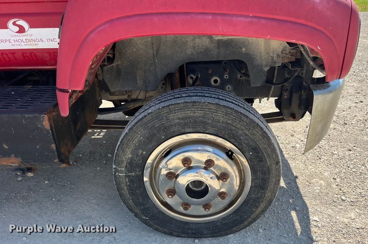 image for item EK8543 2002 Chevrolet  C7500 rollback truck