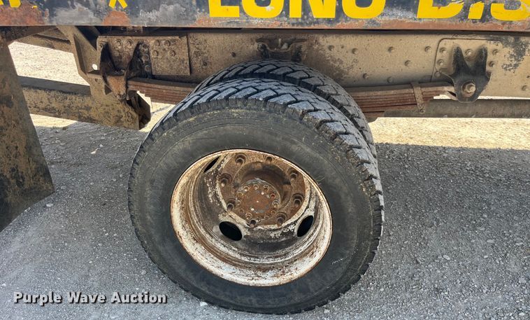 image for item EK8543 2002 Chevrolet  C7500 rollback truck