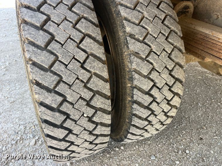 image for item EK8543 2002 Chevrolet  C7500 rollback truck