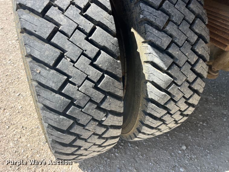 image for item EK8543 2002 Chevrolet  C7500 rollback truck