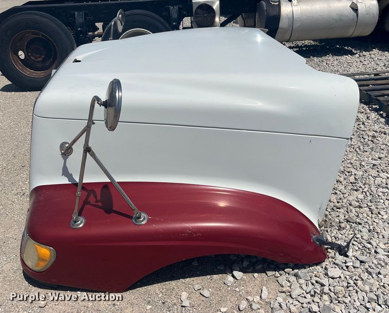 image for item EK8577 2007 International  9400i hood