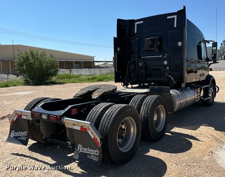 image for item IB9419 2022 Volvo VNR semi truck