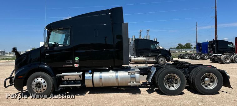 image for item IB9419 2022 Volvo VNR semi truck