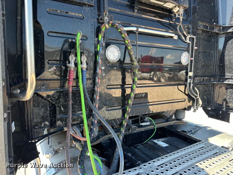 image for item IB9419 2022 Volvo VNR semi truck