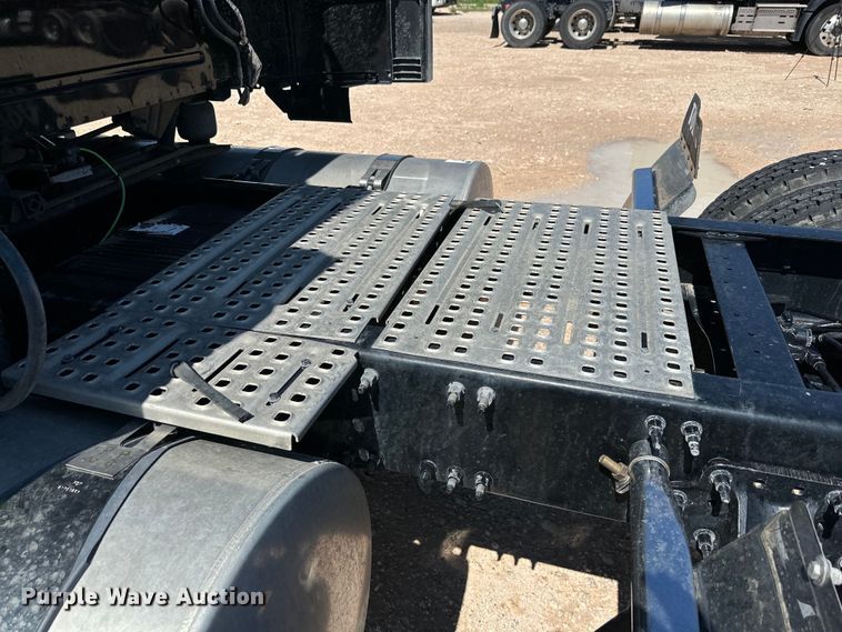 image for item IB9419 2022 Volvo VNR semi truck