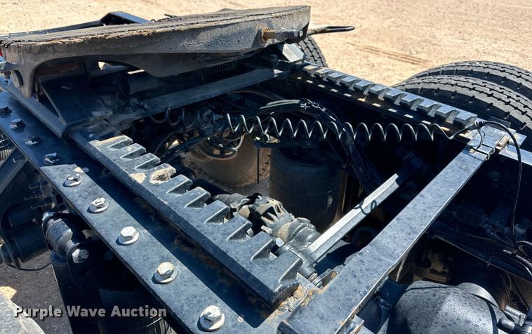 image for item IB9419 2022 Volvo VNR semi truck