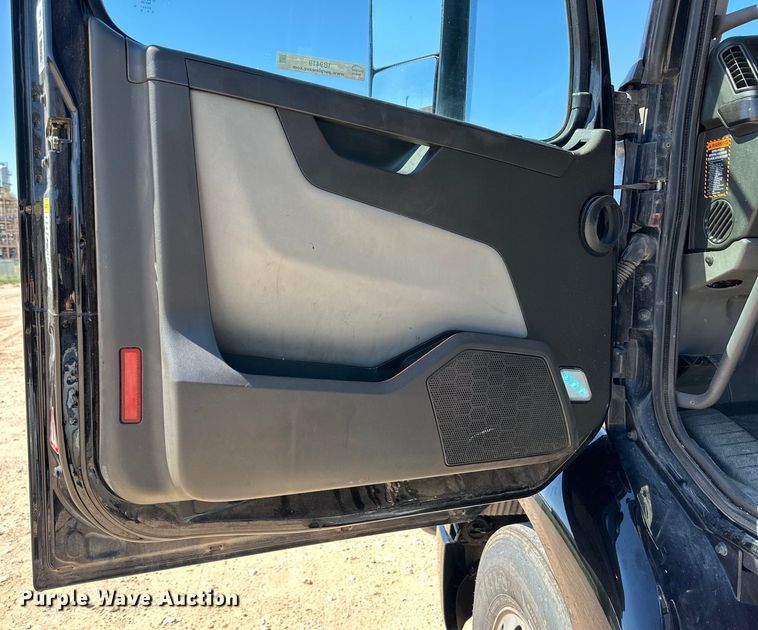 image for item IB9419 2022 Volvo VNR semi truck