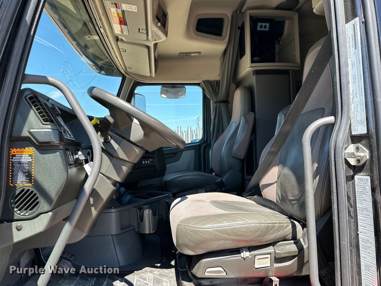 image for item IB9419 2022 Volvo VNR semi truck