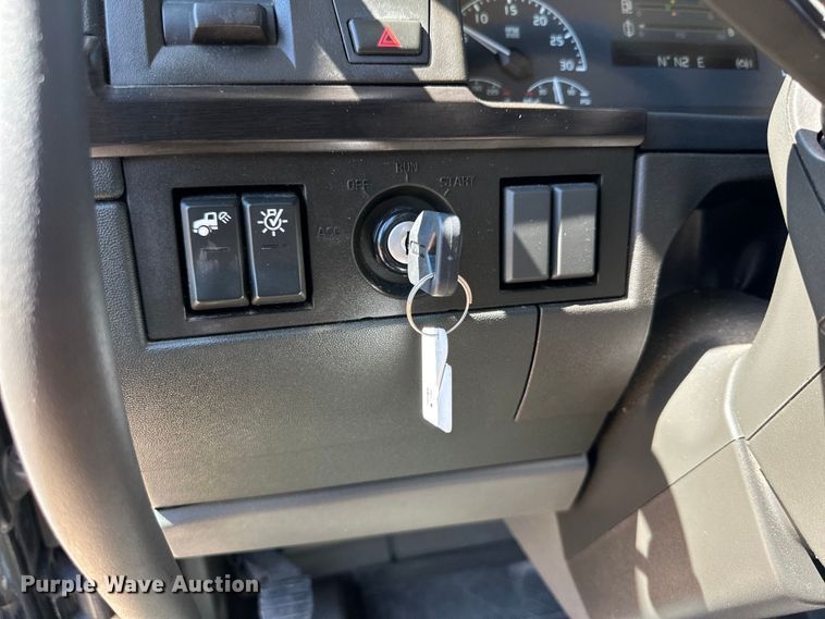 image for item IB9419 2022 Volvo VNR semi truck