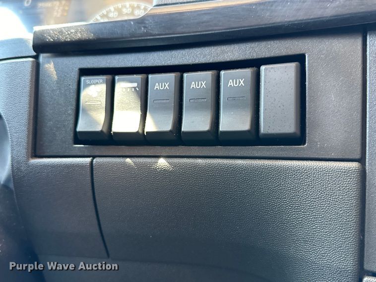 image for item IB9419 2022 Volvo VNR semi truck