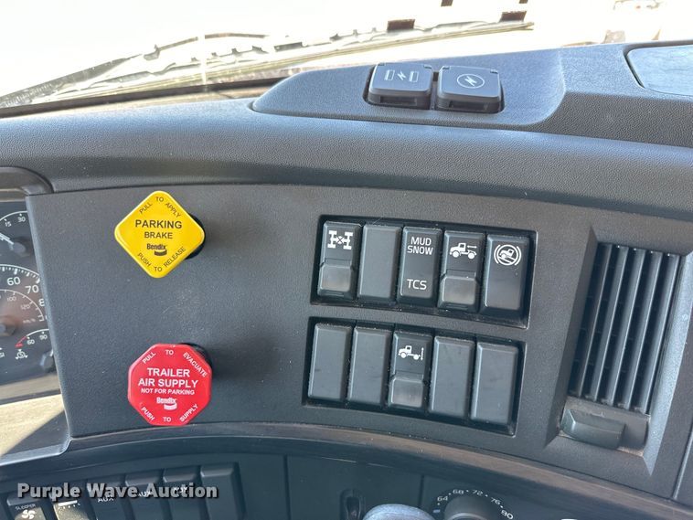 image for item IB9419 2022 Volvo VNR semi truck