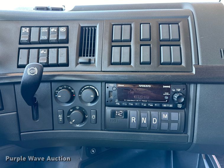 image for item IB9419 2022 Volvo VNR semi truck