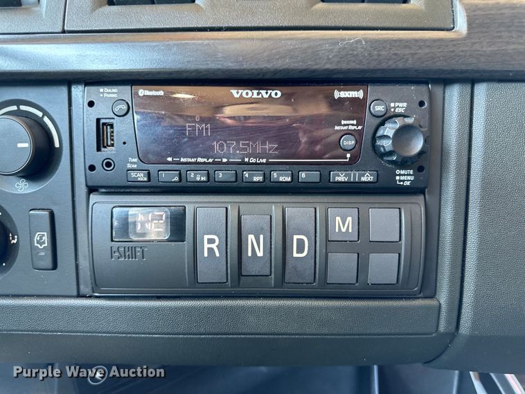 image for item IB9419 2022 Volvo VNR semi truck