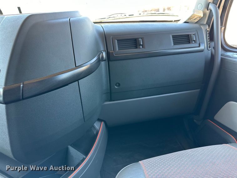 image for item IB9419 2022 Volvo VNR semi truck