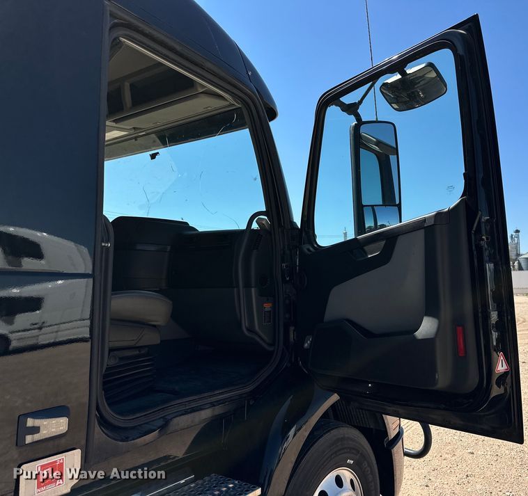 image for item IB9419 2022 Volvo VNR semi truck