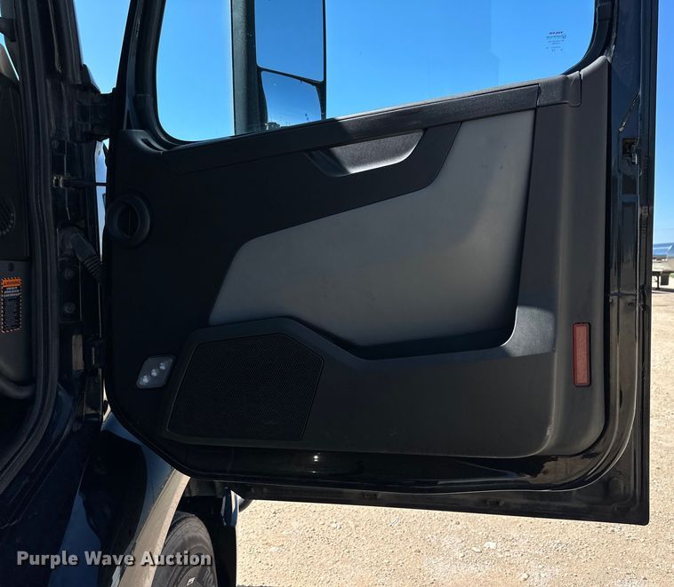 image for item IB9419 2022 Volvo VNR semi truck