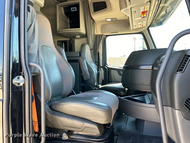 image for item IB9419 2022 Volvo VNR semi truck