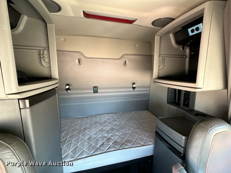 image for item IB9419 2022 Volvo VNR semi truck