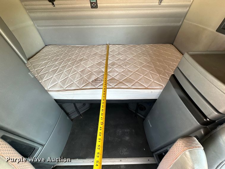 image for item IB9419 2022 Volvo VNR semi truck