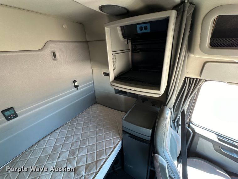 image for item IB9419 2022 Volvo VNR semi truck