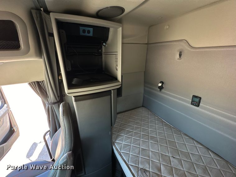 image for item IB9419 2022 Volvo VNR semi truck