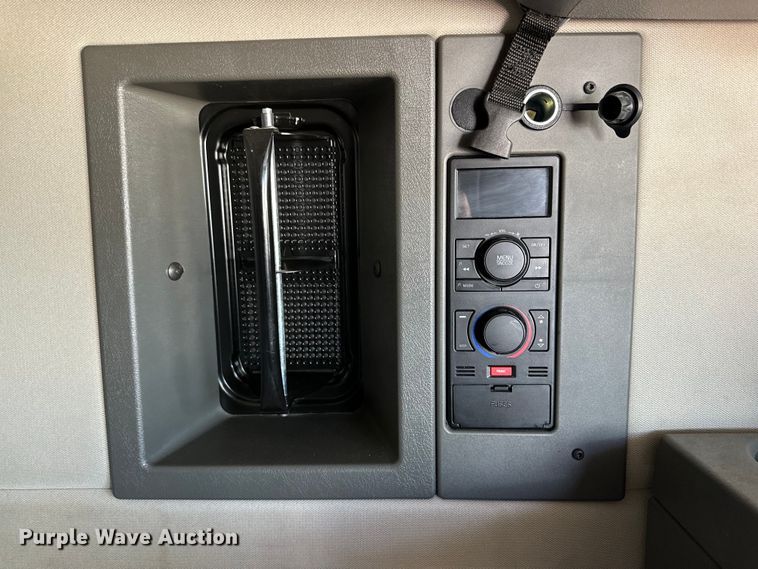 image for item IB9419 2022 Volvo VNR semi truck