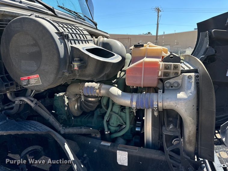 image for item IB9419 2022 Volvo VNR semi truck