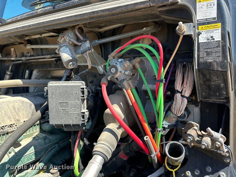 image for item IB9419 2022 Volvo VNR semi truck