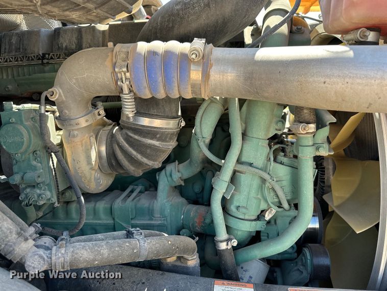 image for item IB9419 2022 Volvo VNR semi truck